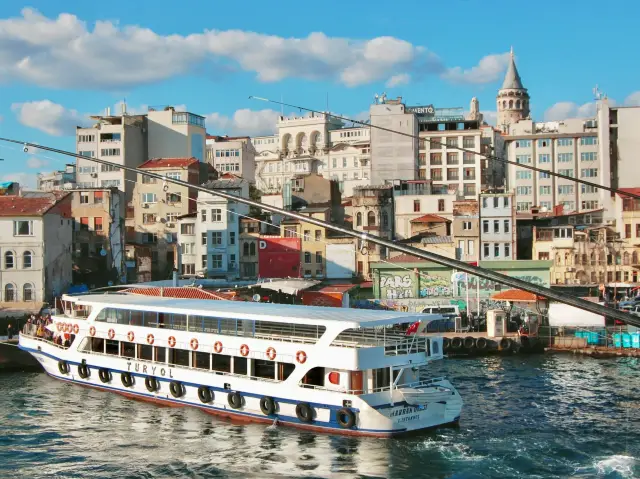 보스포러스 해협을 즐길 수 있는 이스탄불의 갈라타 다리