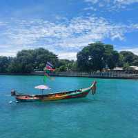 เดินชมทะเลสีคราม ที่ท่าเทียบเรือหาดราไวย์