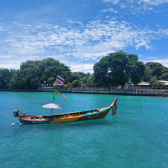 เดินชมทะเลสีคราม ที่ท่าเทียบเรือหาดราไวย์