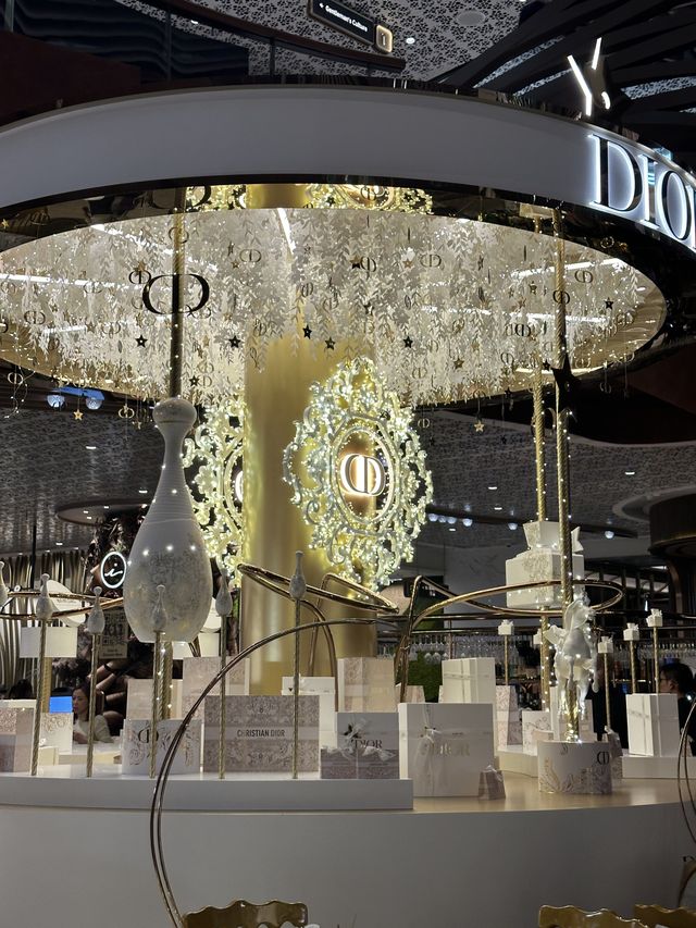 香港|K11 Musea金光閃閃Dior聖誕樹💫 香港|K11 Musea金光閃閃Dior聖誕樹💫