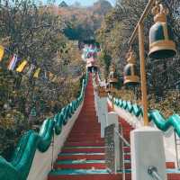 北碧府．Wat Ban Tham(依山勢建造的巨龍廟宇)