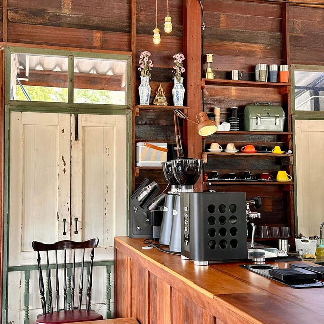 Small House Coffee 🌿คาเฟ่บ้านไม้ ริมน้ำ ชลบุรี