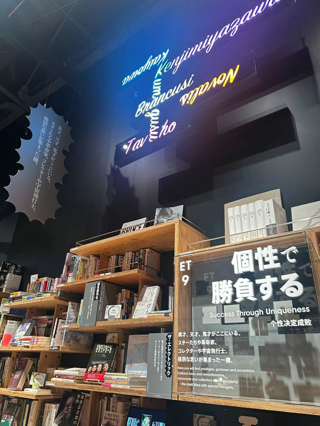 【📍埼玉】高さ8メートルの巨大本棚！