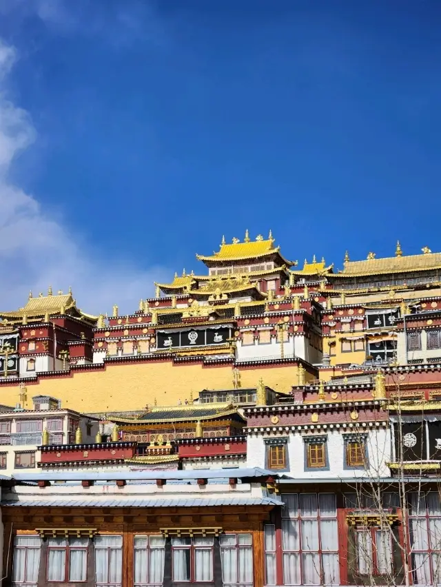 可以一窺華麗西藏佛教的小型布達拉宮，松贊林寺。