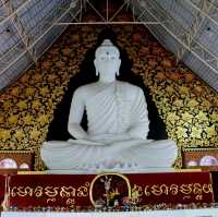 เที่ยววัดป่าห้วยลาด สักการะหลวงพ่อขาว