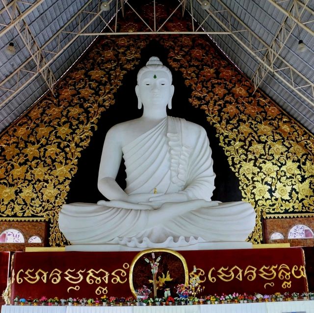 เที่ยววัดป่าห้วยลาด สักการะหลวงพ่อขาว