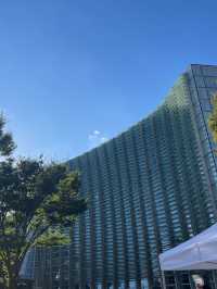 建物もアートな国立新美術館