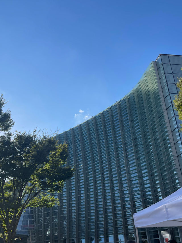 建物もアートな国立新美術館