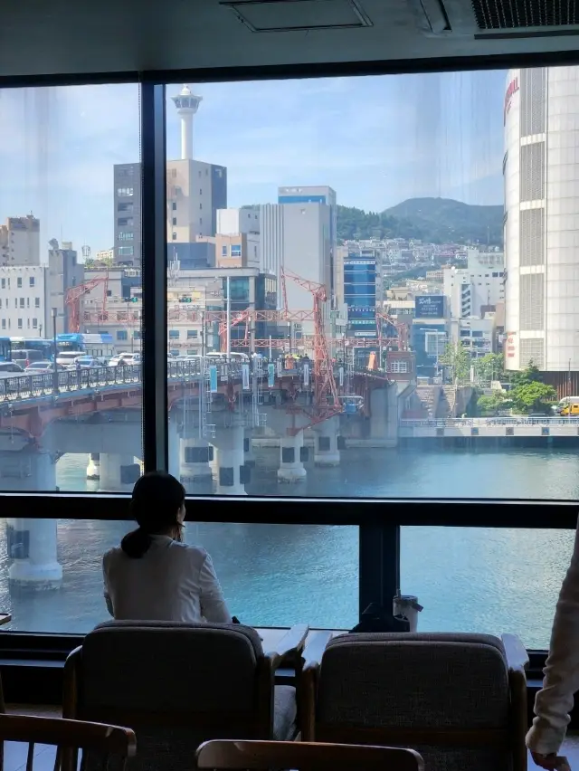 影島大橋景觀和釜山大橋景觀一次盡收眼底，影島大橋星巴克