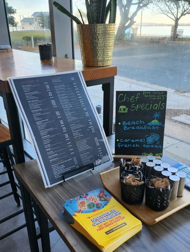 🇦🇺 Lovely Cafe in Woody Point, Queensland, Australia