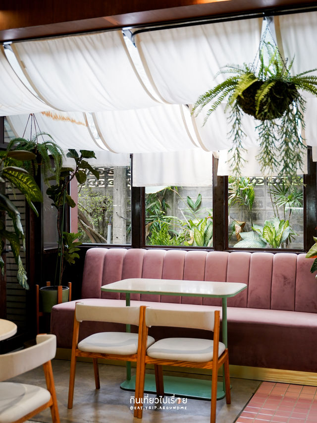 🦌 Little Hideout ร้านที่ขนมเค้กน่ารักมาก