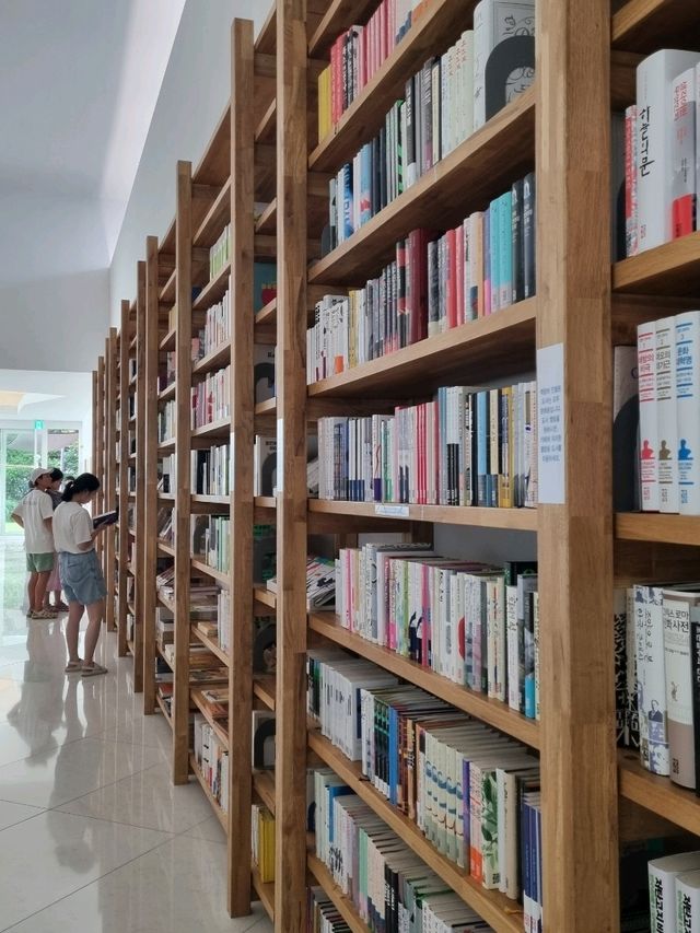 이토록 멋있는 갤러리 북카페라니