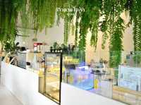 คาเฟ่คุมโทนขาวเขียวบรรยากาศร่มรื่น