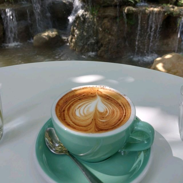 จะดื่มกาแฟ จะทานอาหาร ก็มา T(h)ree Mountain Cafe'