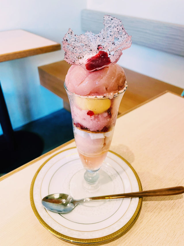 【神奈川県/鎌倉　かわいいピンク色の上品で美しい豪華なパフェ🍑】