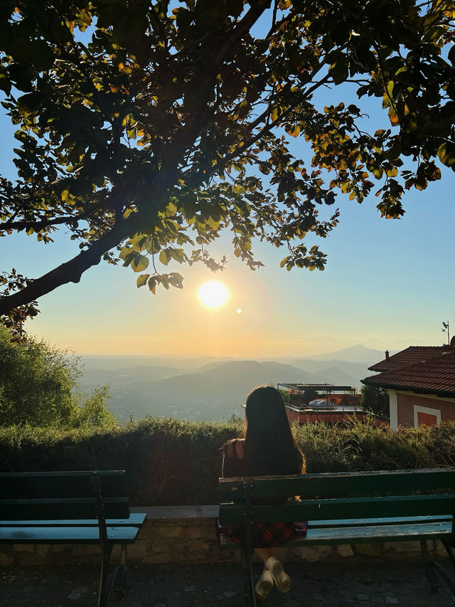 Golden Horizons: A Sunset to Remember at Lake Como