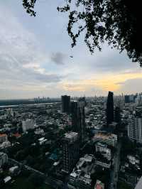 曼谷絕美高空酒吧：Tichuca Rooftop Bar的夜生活體驗 🍹🌆