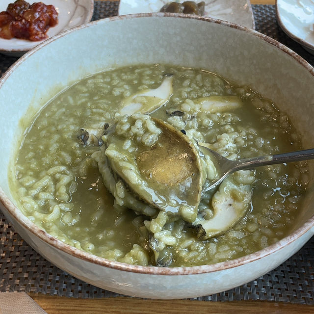 朝ご飯に抜擢の激うまアワビ粥が食べるお店"ジニアワビ粥전복죽"🤎