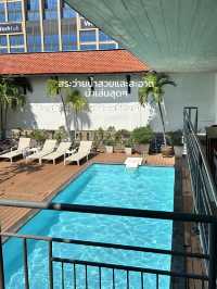 ที่พักสระว่ายน้ำสวยราคาไม่ถึงพัน Pinnacle Lumpinee