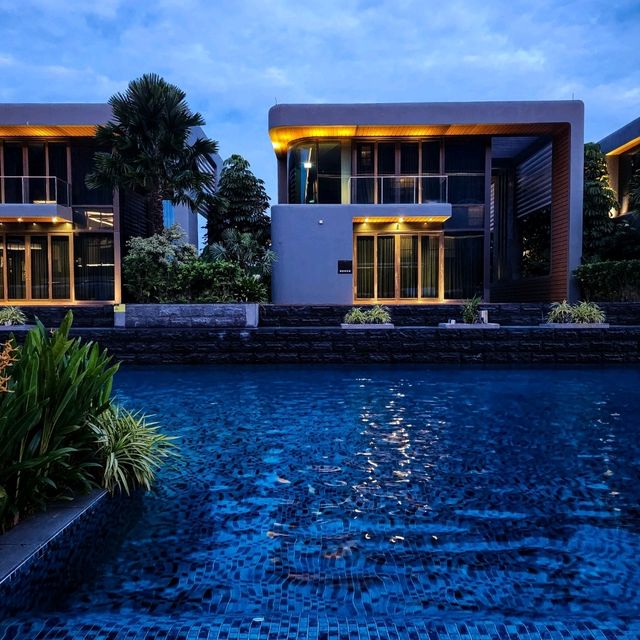 Plane-Watching by the Pool?