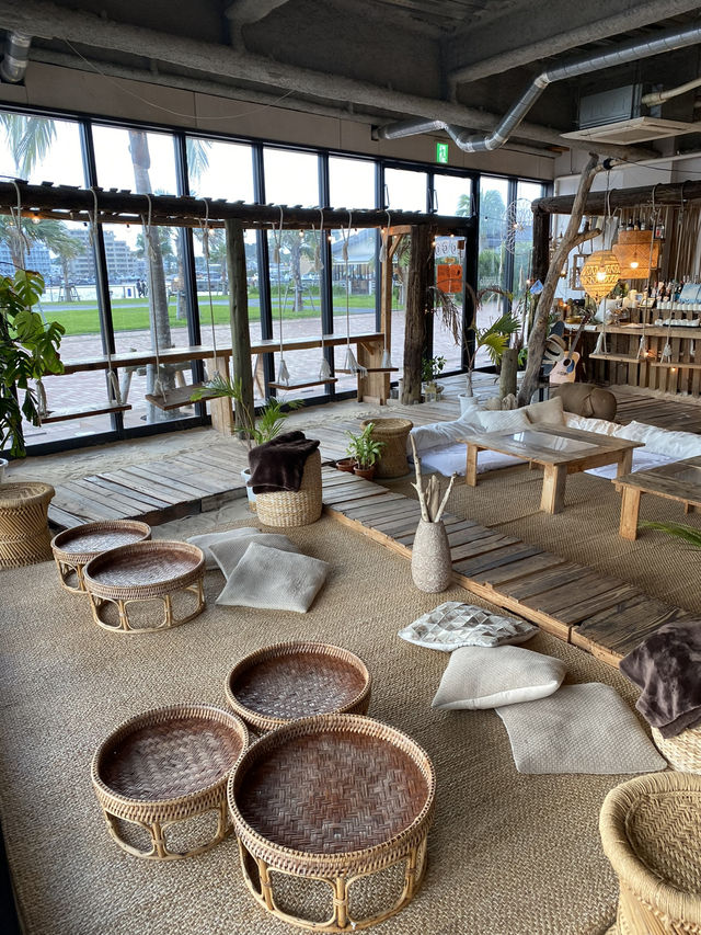 ブランコが設置されているカフェ