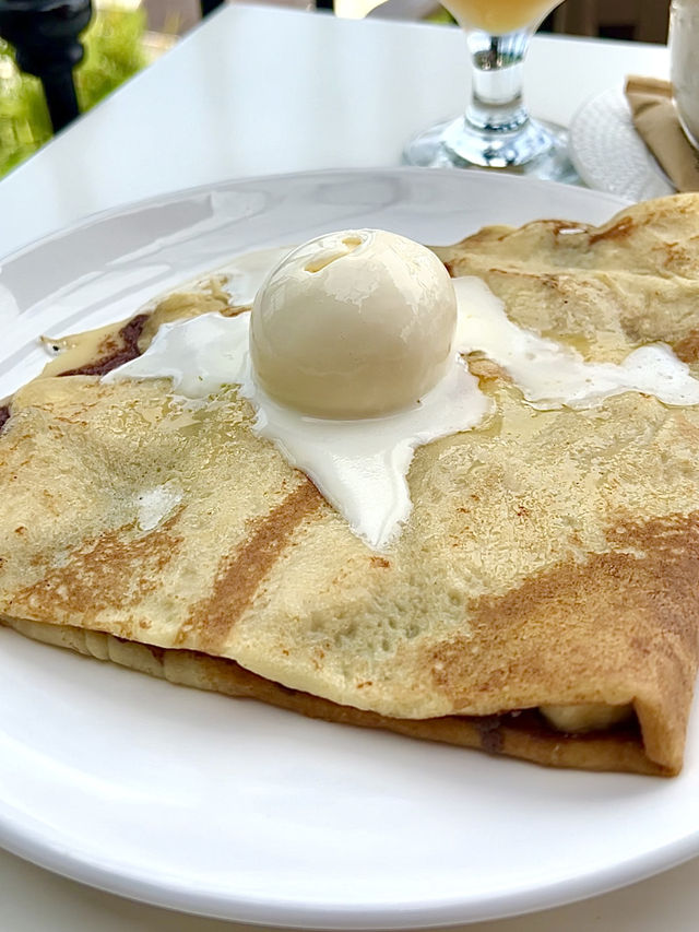 Crepe cafe with lake view!