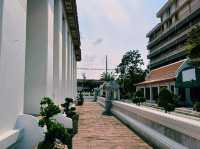 泰國曼谷皇家古跡寺廟景點:Wat Nang Nong，白色莊嚴肅穆建築，適合打卡拍照📸