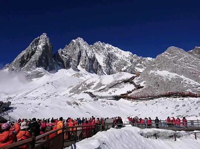 玉龍十三峰，險奇美秀，雲南納西族人的神山