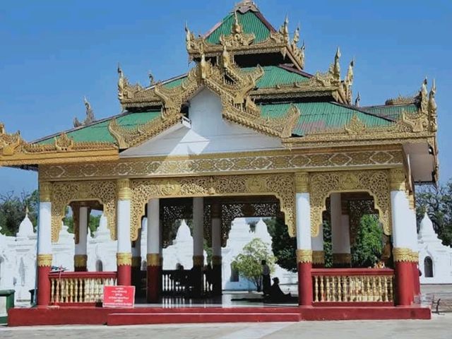 曼德勒-固都陶佛塔，世界上最大的三藏碑經書