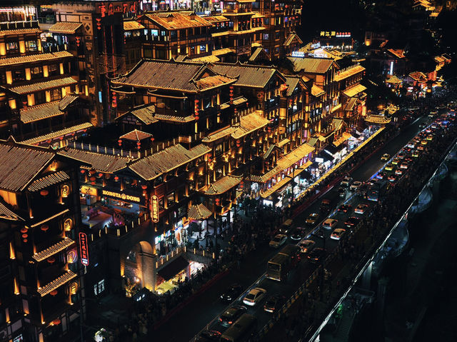 🌃 **【重慶洪崖洞：夜幕下的魔幻山城】** 🏮  