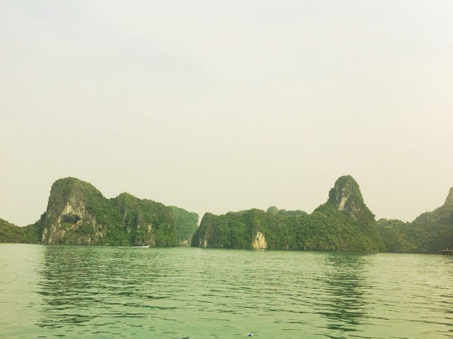 ล่องเรือชิลๆ ชมวิวสุดอลังที่ฮาลองเบย์