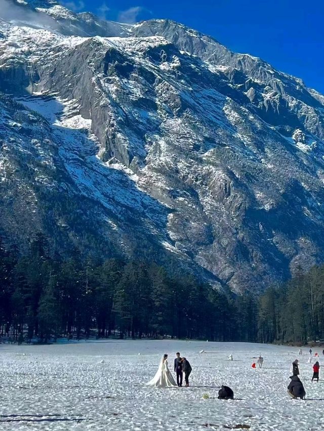 Yunshanping: A Fairy-Tale Landscape Beneath Snow-Capped Peaks