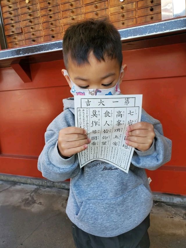 帶著小孩到淺草寺參拜祈福