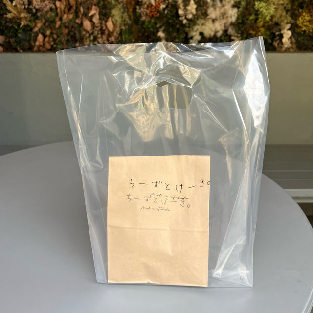 店内のドライフラワーがかわいいチーズケーキ専門店