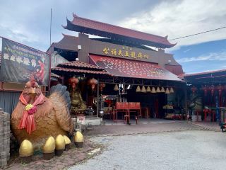 Si Hai Long Wang Temple: Where Ocean Gods & Satay Sticks Rule the Waves🌊🐉