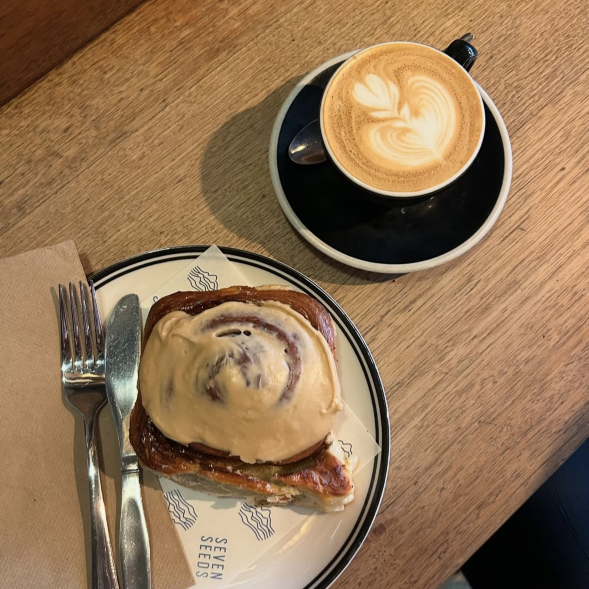 🇦🇺 メルボルンCBDの天井から吊るされた椅子が印象的なカフェ | Trip