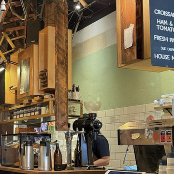 🇦🇺 メルボルンCBDの天井から吊るされた椅子が印象的なカフェ | Trip