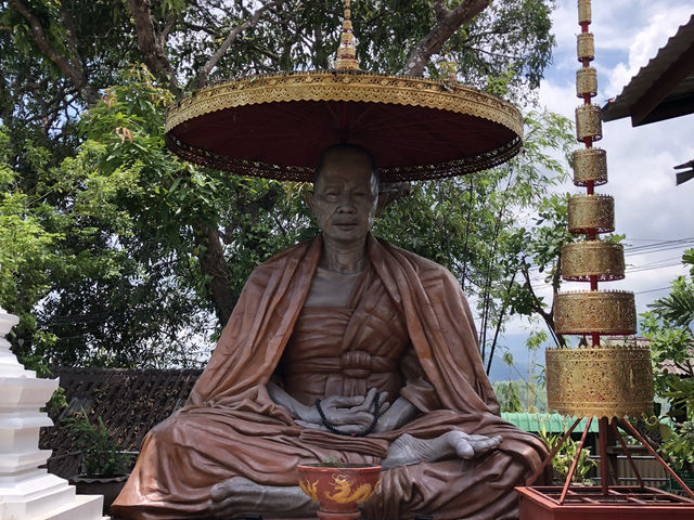 5色の仏像が美しい🤍❤️💙💛💚山頂の寺院⛰️🛕