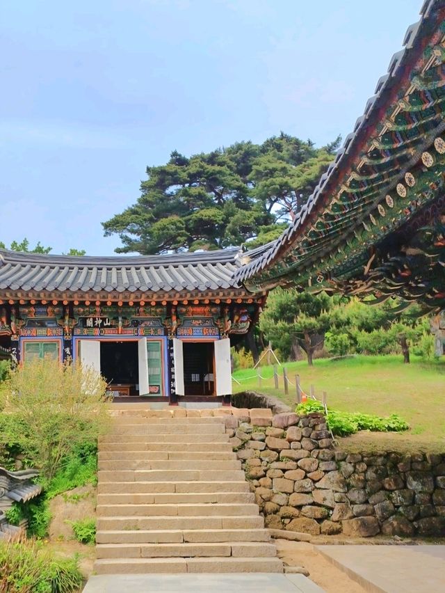 고요함과 장엄함이 공존하는 도심 속 사찰