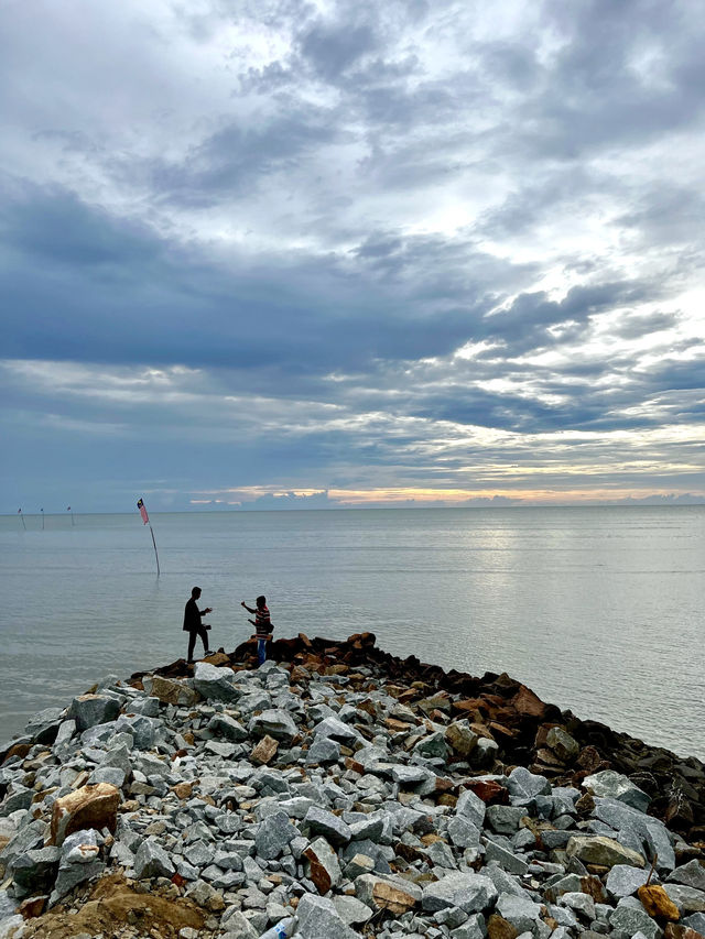 Where the Sea Meets the Sky: Sunset Serenity at Pantai Malindo