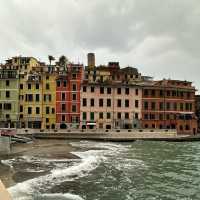 🏡 *Cinque Terre: A Rainbow Cascade of Seaside Villages* 🌊🌿