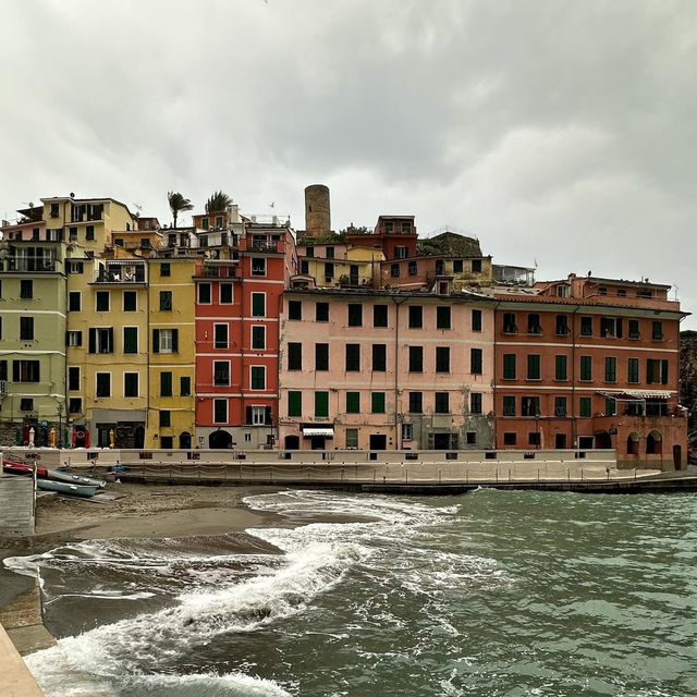 🏡 *Cinque Terre: A Rainbow Cascade of Seaside Villages* 🌊🌿