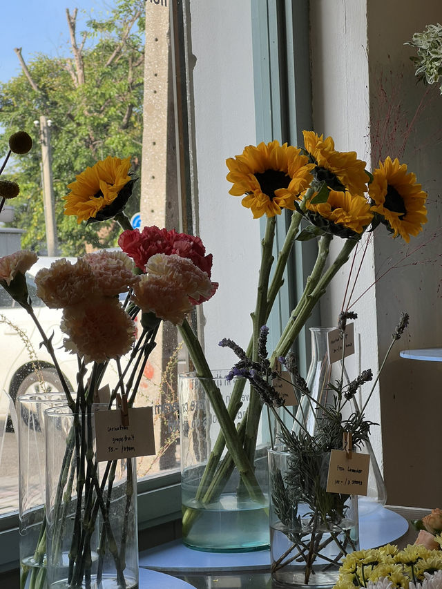 ☕️ Flowers in the Mist Cafe (ปากคลองตลาด)
