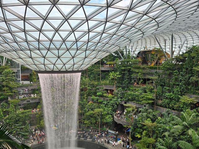 一個多元化的機場商場