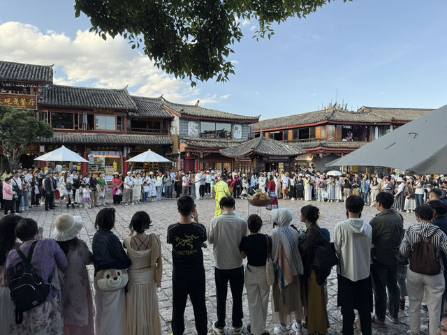 【中国・麗江 四方街】麗江古城の中心で文化と音楽に酔いしれる