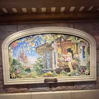 【上海】 上海ディズニーランド お城の中の壁画と不思議の国のアリス迷路