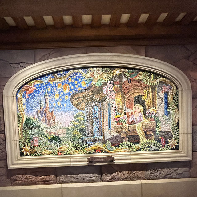 【上海】 上海ディズニーランド お城の中の壁画と不思議の国のアリス迷路