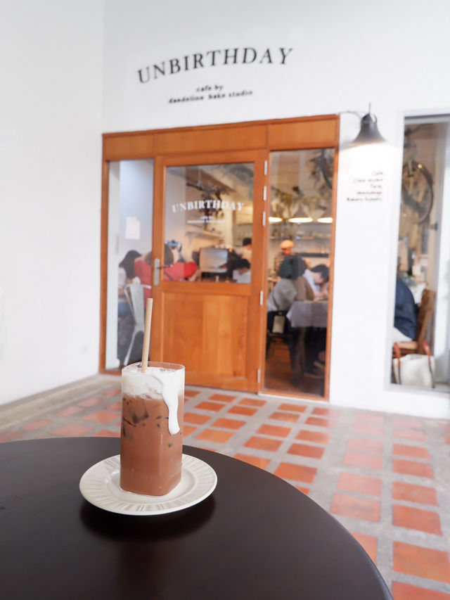 Unbirthday cafe : คาเฟ่สุดฮิตย่านสุขุมวิท