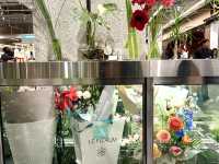 화려한 트리 소품과 장식물을 살 수 있는 Le Florum