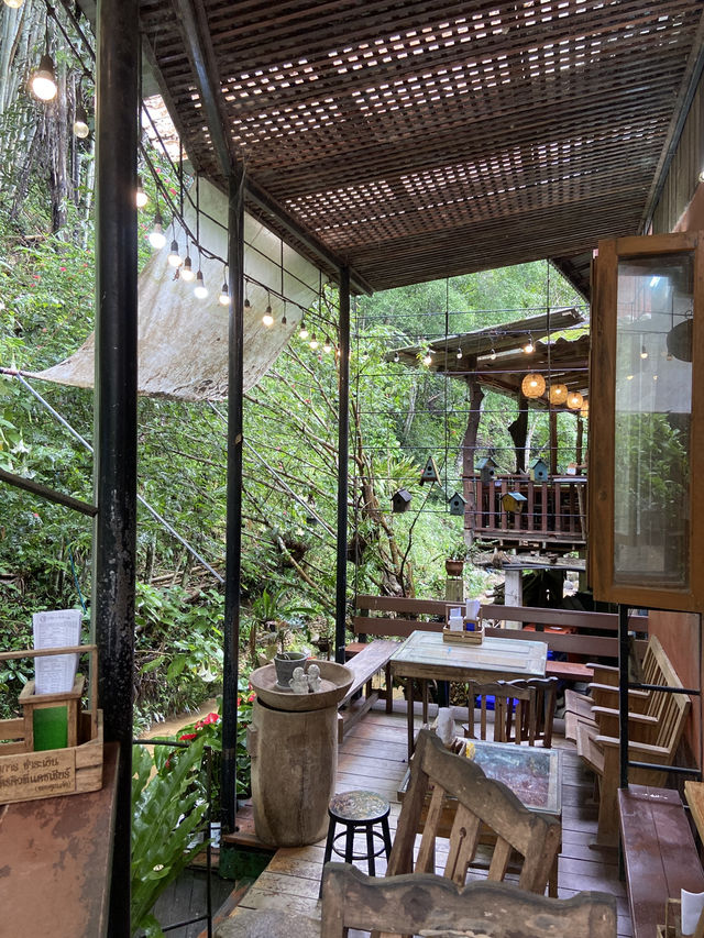 คาเฟ่แม่กำปองสุดฮิต